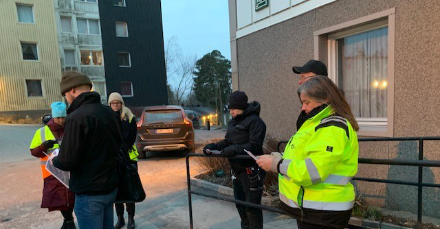 Trygghetsvanding i Rågsved med fokus på Familjebostäders fastigheter, den 17 mars 2022.