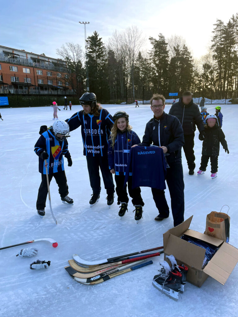 DIF Bandy var på plats och delade ut tröjor till stor glädje för många barn!