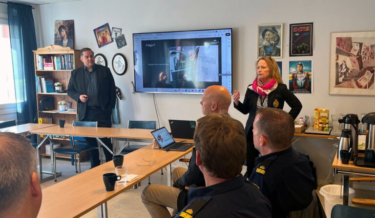 Johan Andersson, affärsutvecklare på Fastighetsägarna Service och Lotta Vidén, vd, Rågsveds Fastighetsägare.