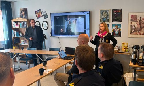 Johan Andersson, affärsutvecklare på Fastighetsägarna Service och Lotta Vidén, vd, Rågsveds Fastighetsägare.